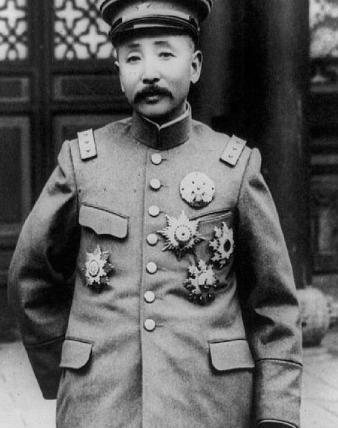 民国时，张作霖麾下有个连长，因彩礼不够娶不到媳妇，张作霖眼睛一瞪说：“你没有提我