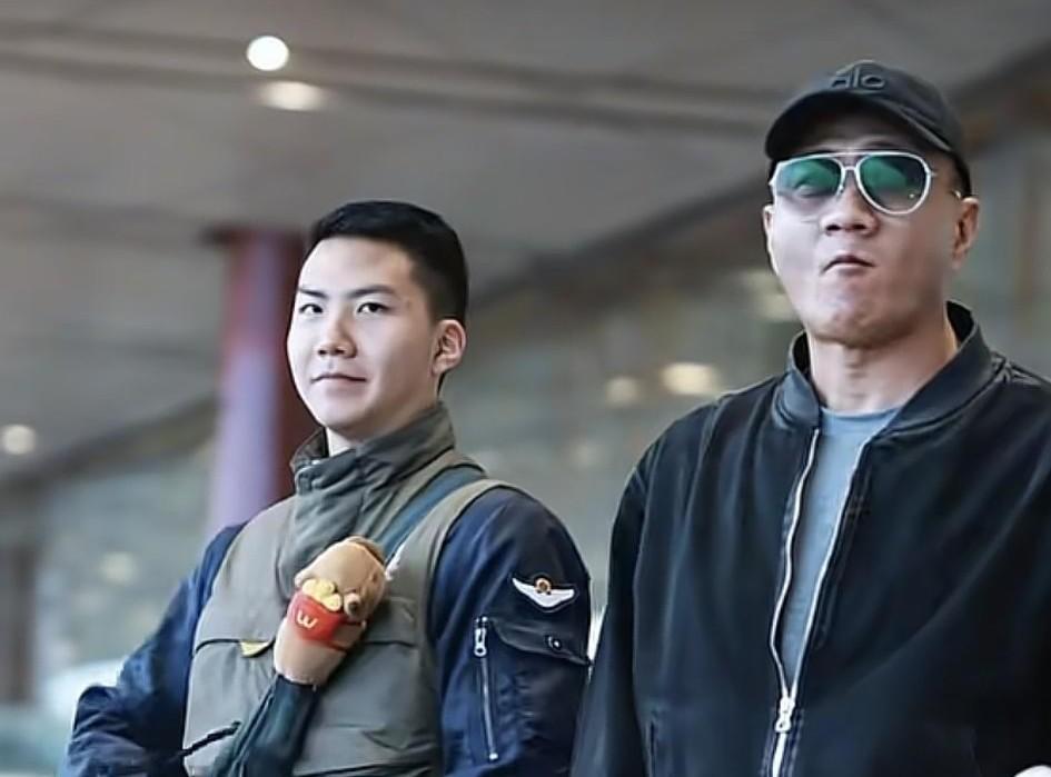 17岁康康机场露面！不混娱乐圈只想当空军，这才是星二代该有的样子真的被胡军