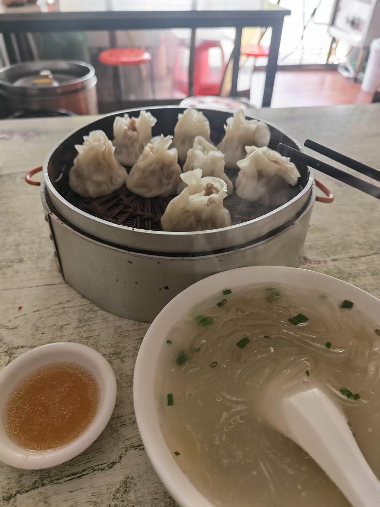 能代表嘉兴的小吃是什么？鲜肉烧卖肯定算一个，而且是网上名气最大的一个。由于网