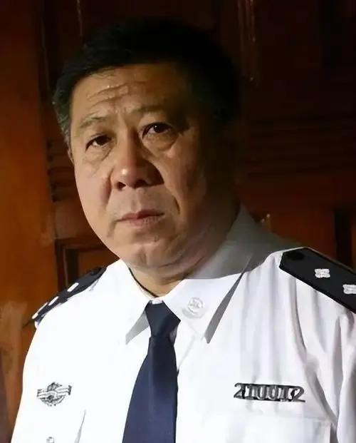 程煜被儿子侵吞房产！房产证被改，老炮儿气到住院？程煜老人颤颤巍巍拿着房产证复印