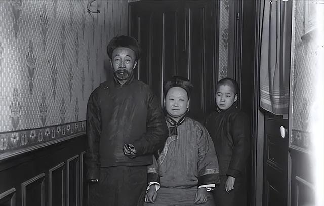 1946年哈尔滨，一名国军女上校一张罕见留影，端庄秀丽，美的自然她的美，不仅