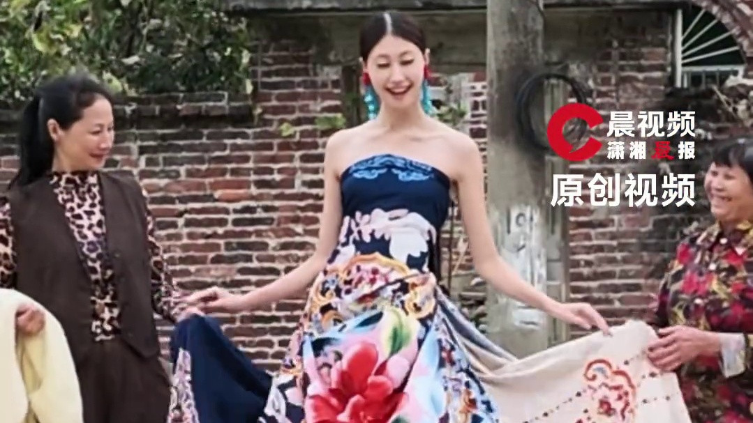 湖南永州22岁女生乡村走秀走红，“承包”全家人的衣柜：穿着外婆的床单、外套走秀，妈妈姨姨的衣服，看上哪件穿哪件。#媒体原创 #当事人会客厅 #乡村 #走秀 #追梦 （编辑：何瑶）
