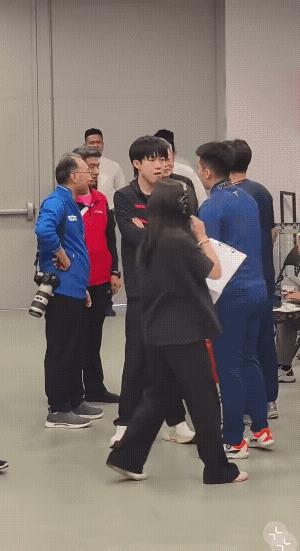 有球迷说头哥不会在向小牛学习订婚经验吧，哈哈，不过也有可能小牛在向头哥学习比赛经