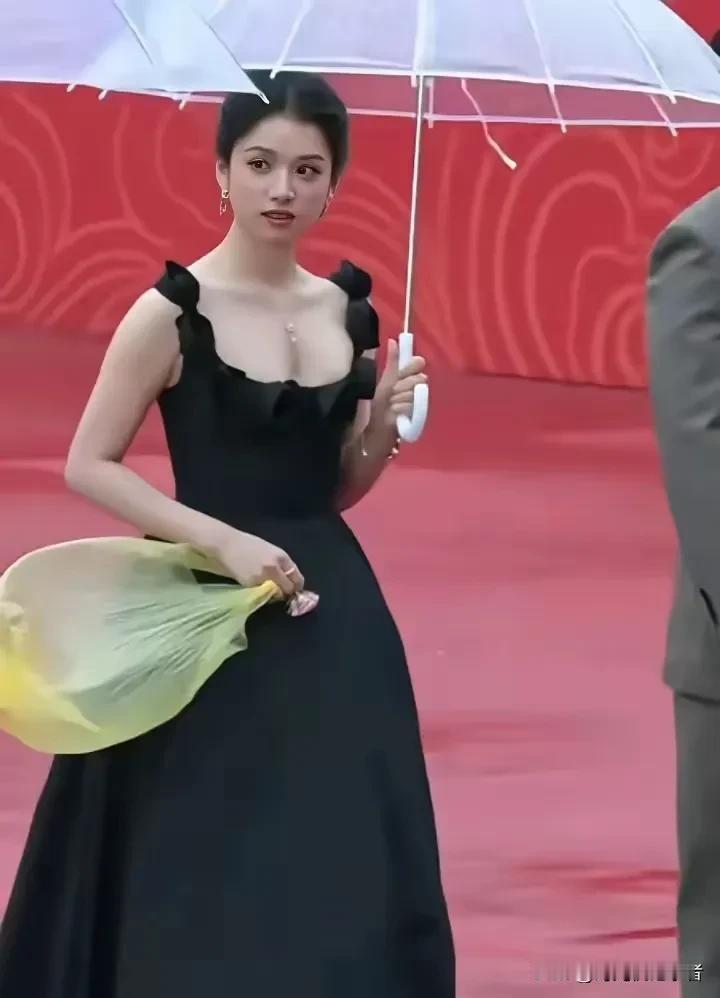 张婧仪走红毯时手上拎的真的是巴黎世家塑料袋吗？当时下雨天，还以为下雨担心雨伞漏水