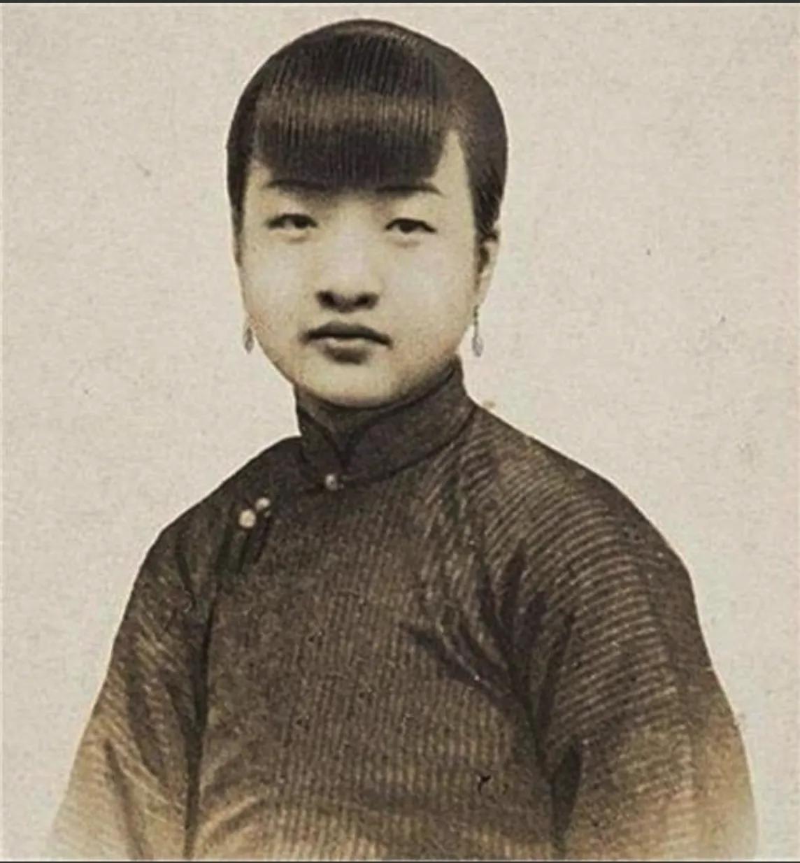 1945年，宋子文偶遇旧情人盛爱颐，满脸堆笑上前搭话，她却冷冰冰甩下一句："我丈