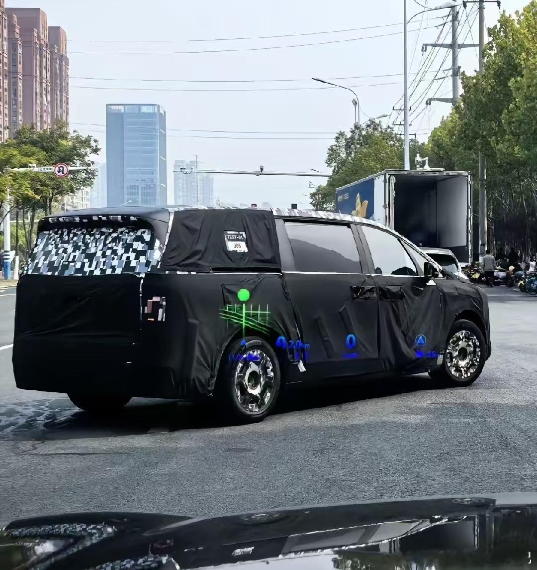 不管你是谁，你都太大了，不过这个层级的人，一般也不用自己开车[墨镜]鸿蒙智行​​