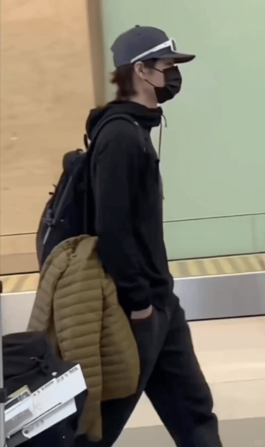 他的性格，要在内娱发展的很好，挺难的。我也是这种很直很木的性格。这种人适合在某个