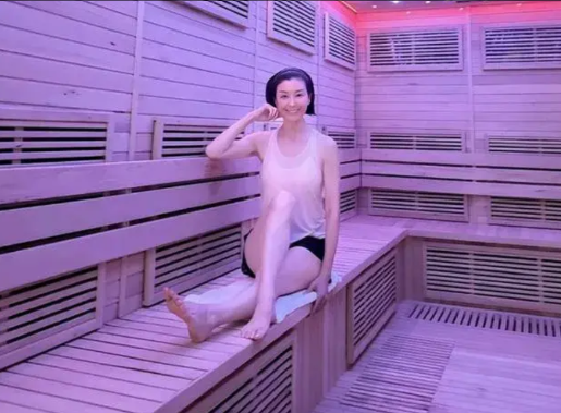 伍咏薇发的新动态...差点没认出！我的天，这也太瘦了吧？！她分享的那个“减压”洗
