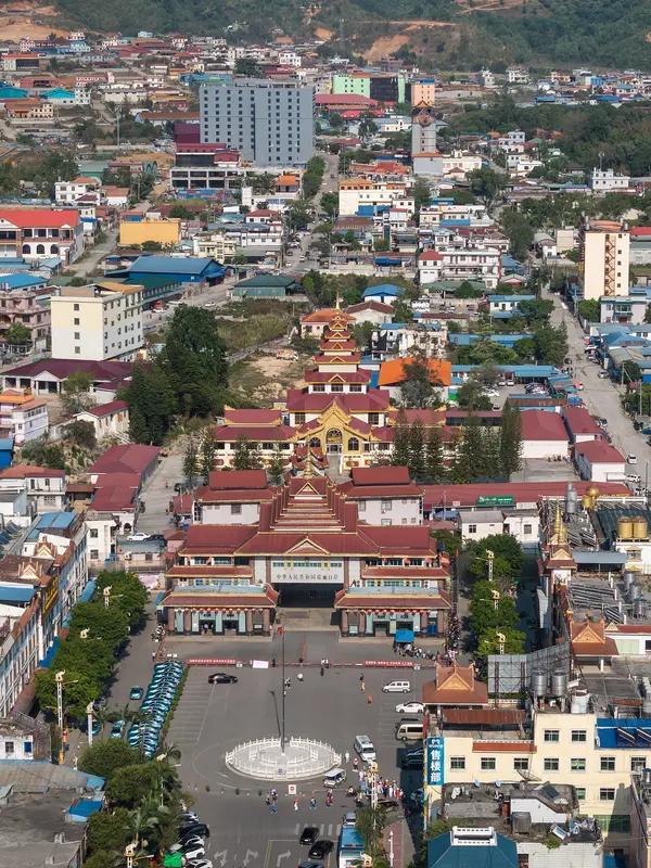 大一女生小阳受邀去泰国参加泼水节，本想着游玩后按时回国，结果下飞机就被控制，还被