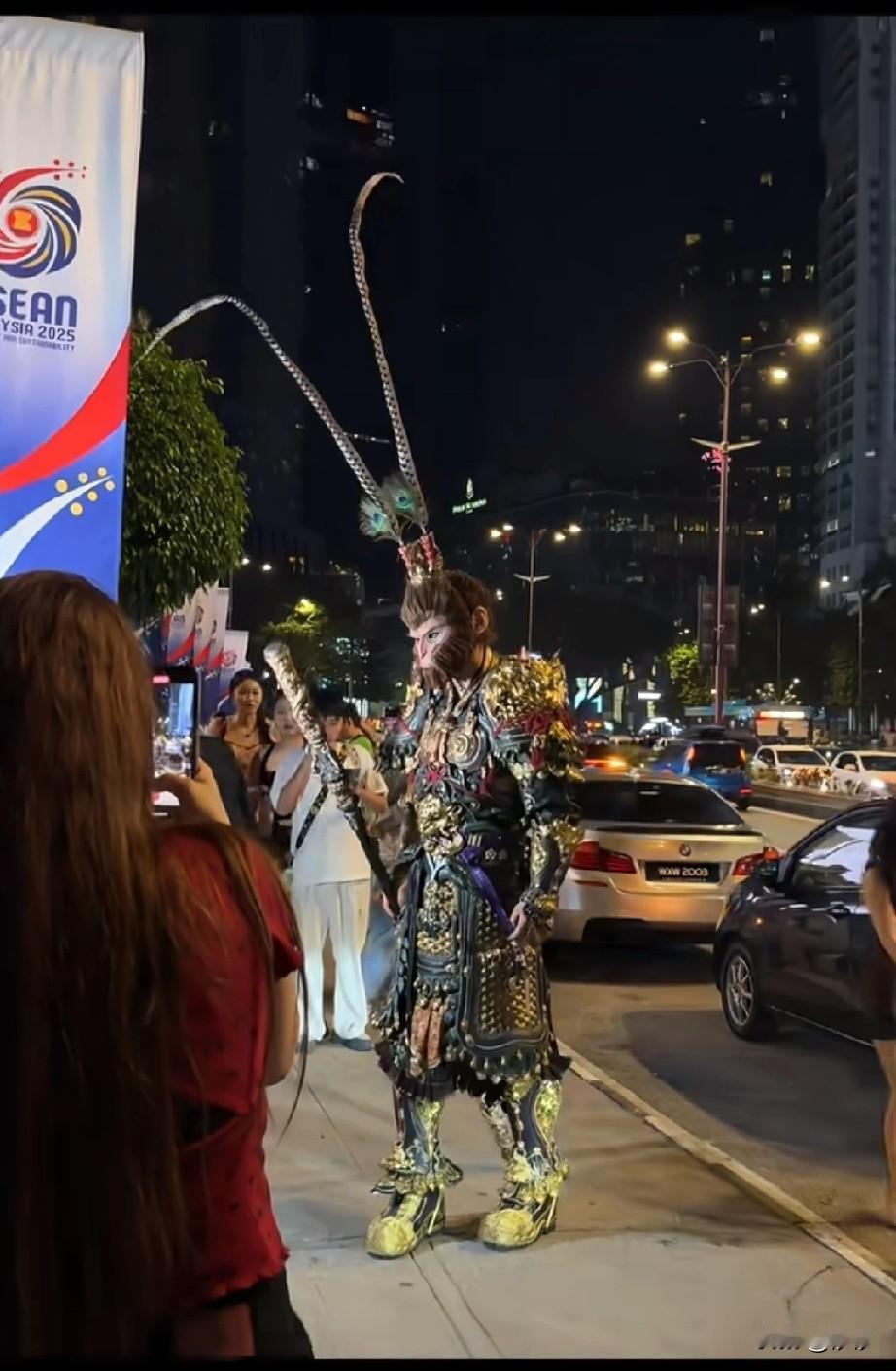 吉隆坡惊现2米齐天大圣，引起了周围很多市民围观，并且有很多人跟他合影拍照，