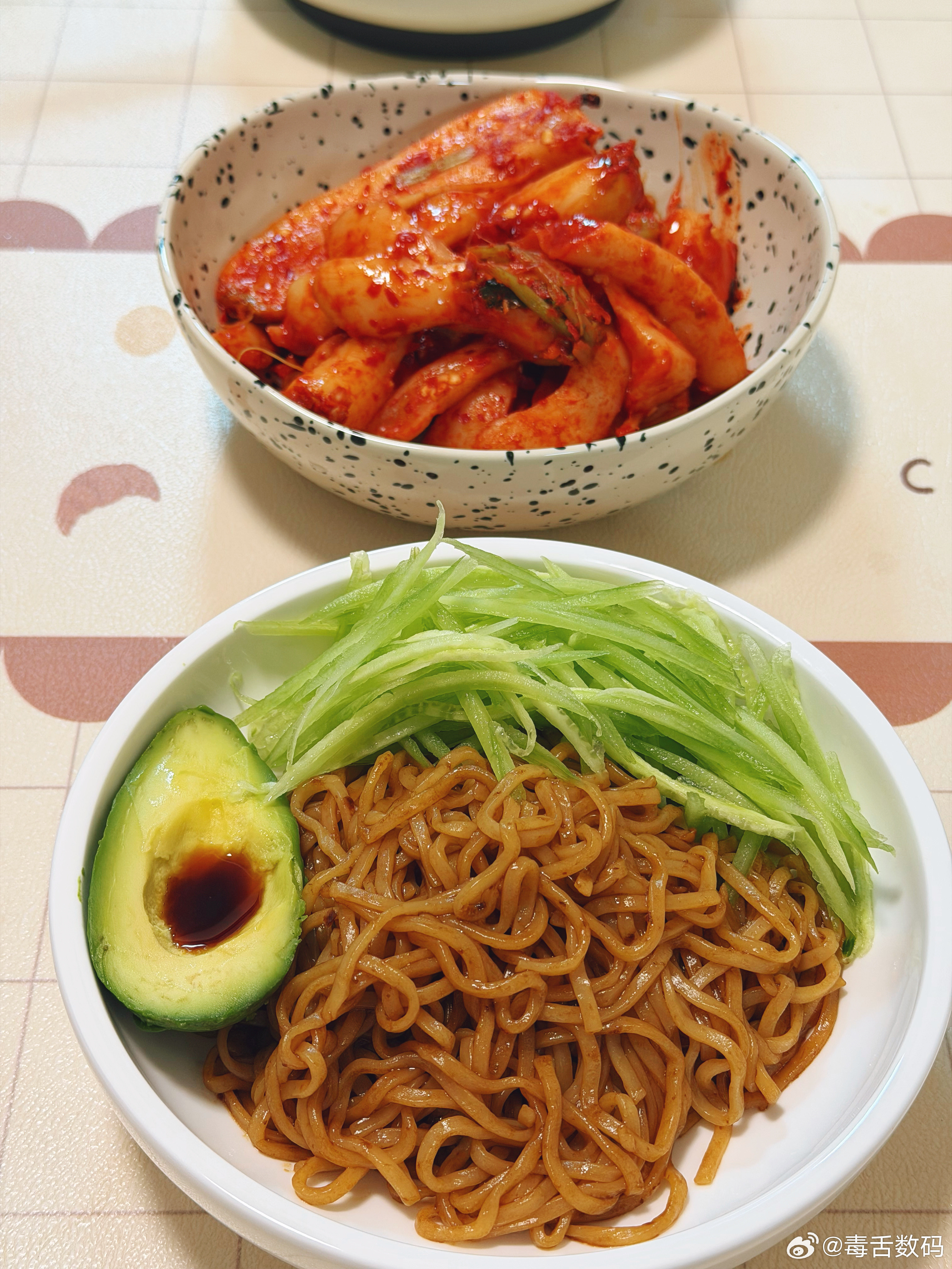 我对象做的面，摆盘挺好看，味道嘛…不好形容