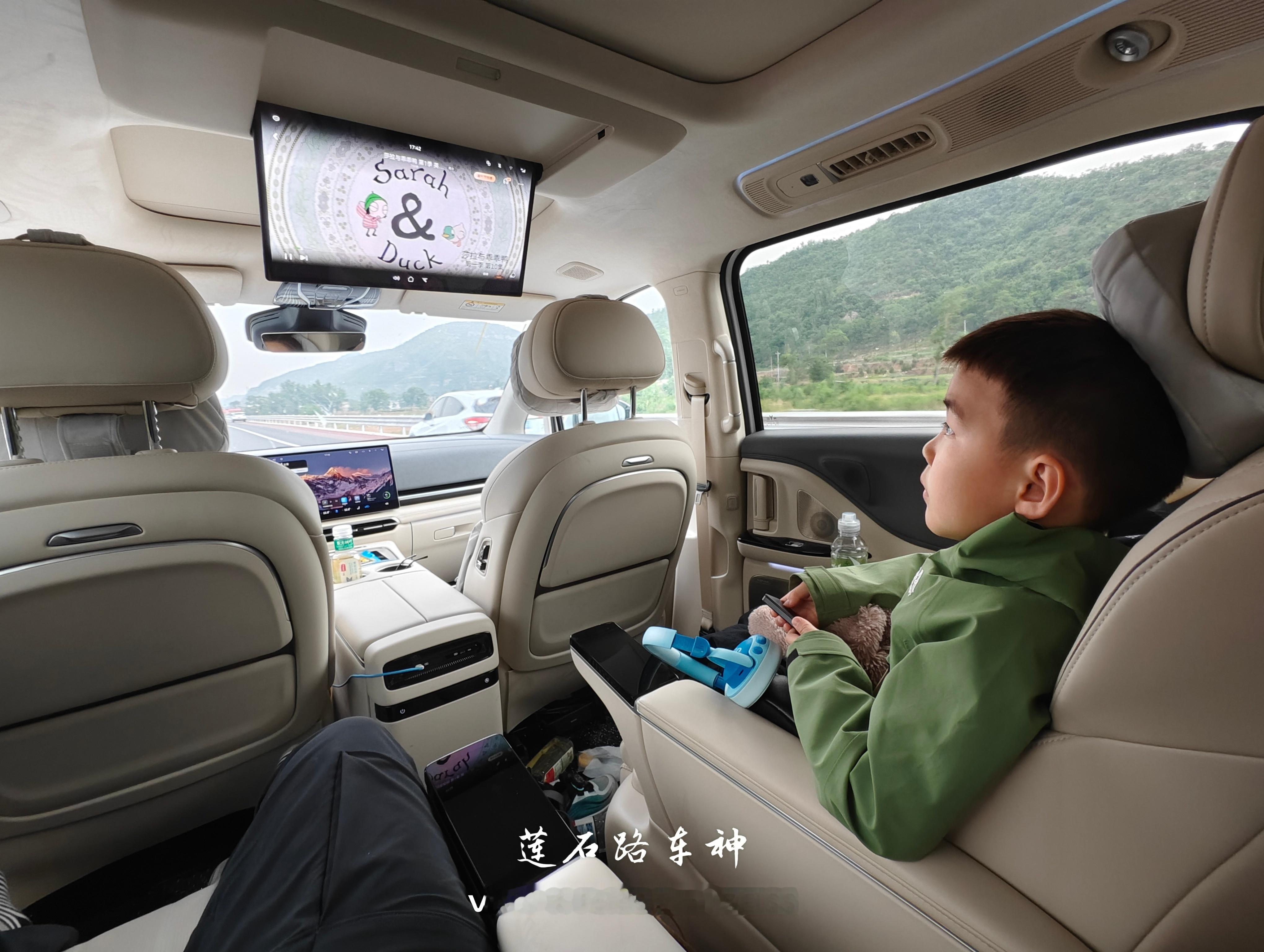 爬完山一上车，小的看动画片，大的给自己弄个按摩躺椅，倍儿舒坦[墨镜][墨镜][墨镜][