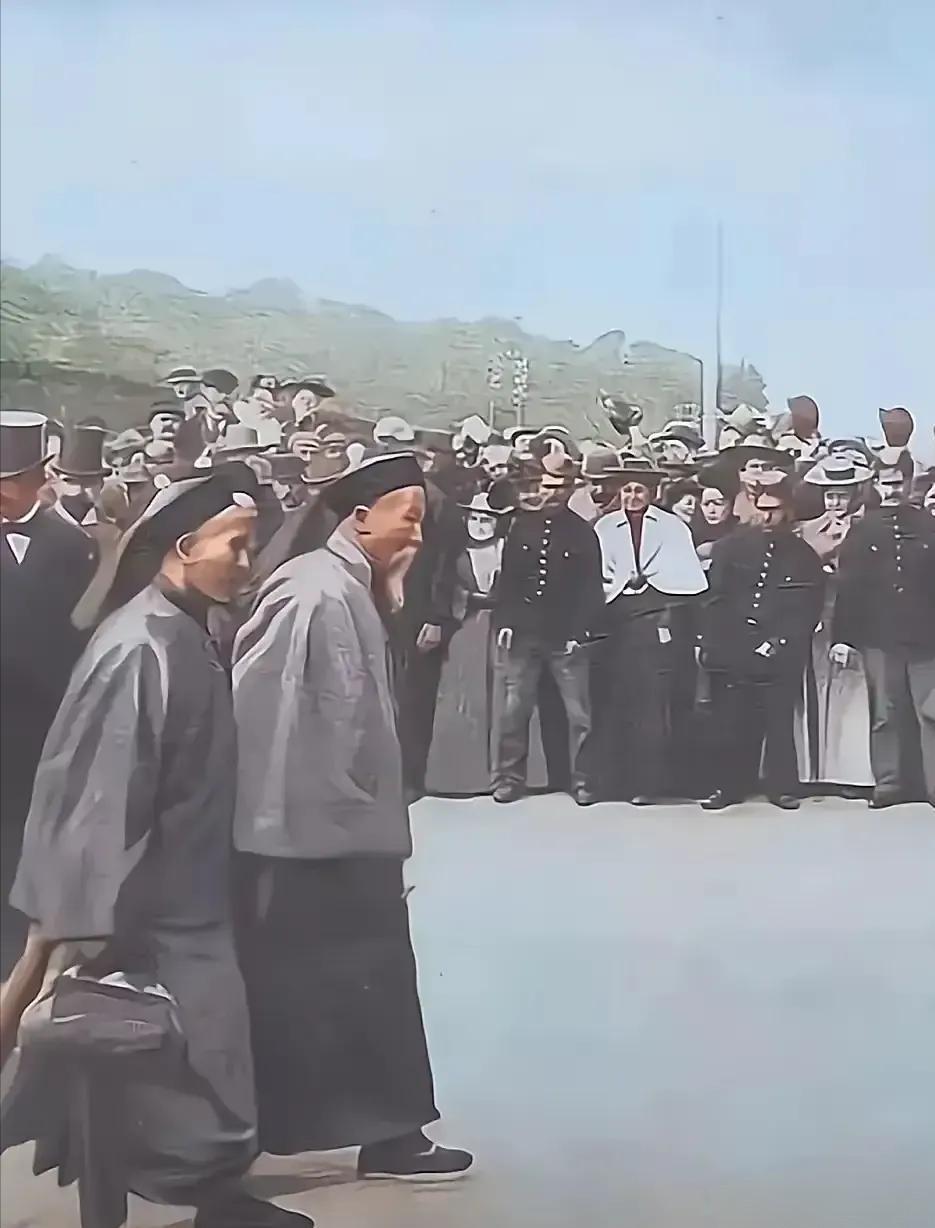 1896年，73岁的李鸿章远赴美国，一上岸便轰动全美。他的行李让外国人开了眼界，