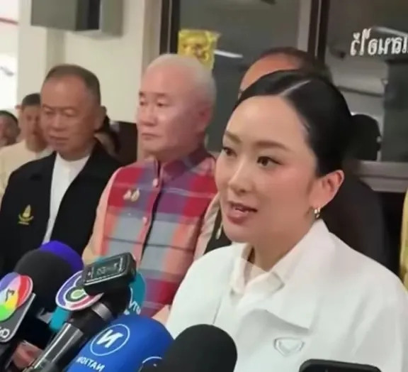 佩通坦此次并未亲自前往马来西亚与柬埔寨首相洪玛奈进行谈判，主要原因有两个。首先
