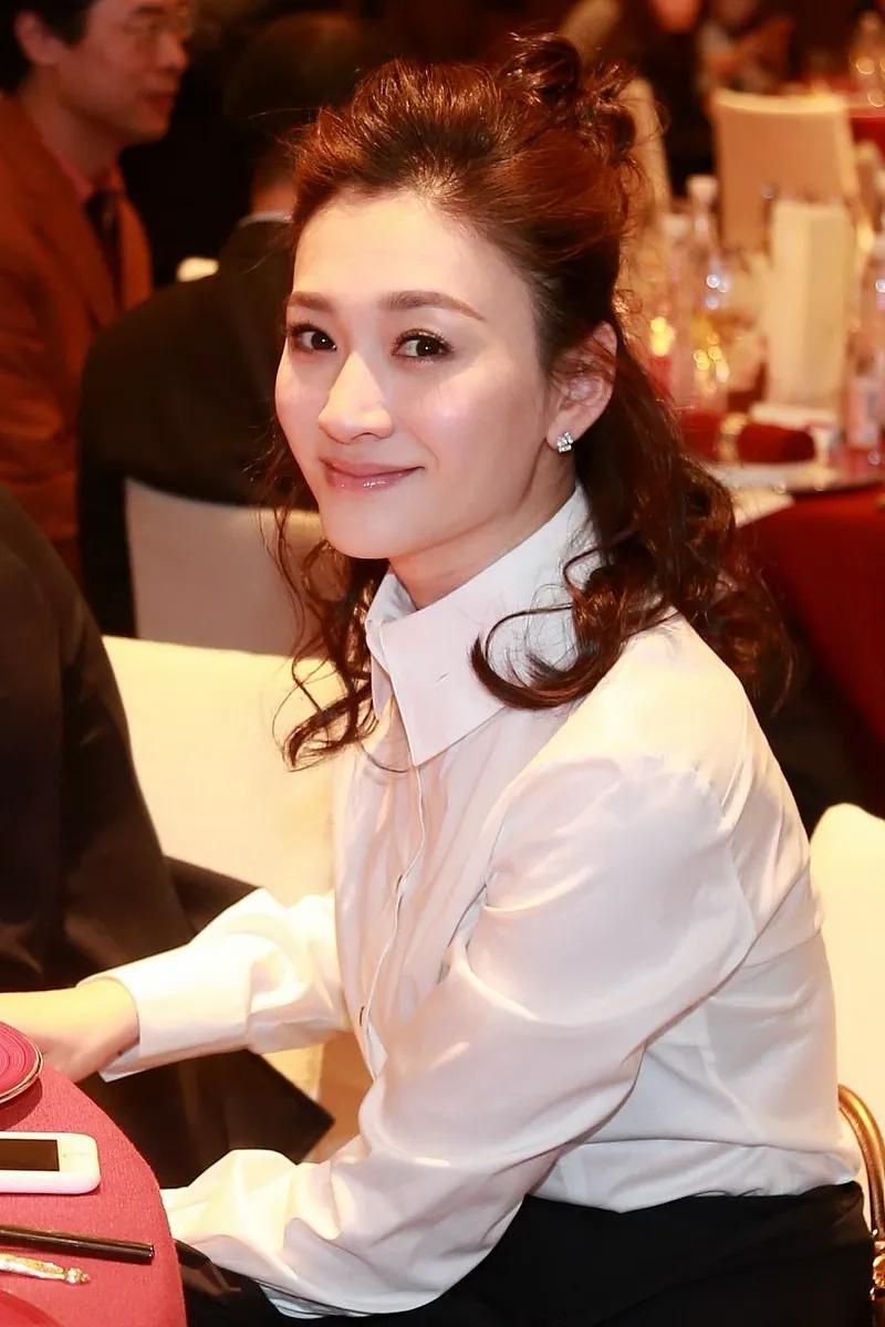 李小冉给向太说：我好难啊，我50岁了！我根本记不住。无奈叫冤：我不知道我唱歌那