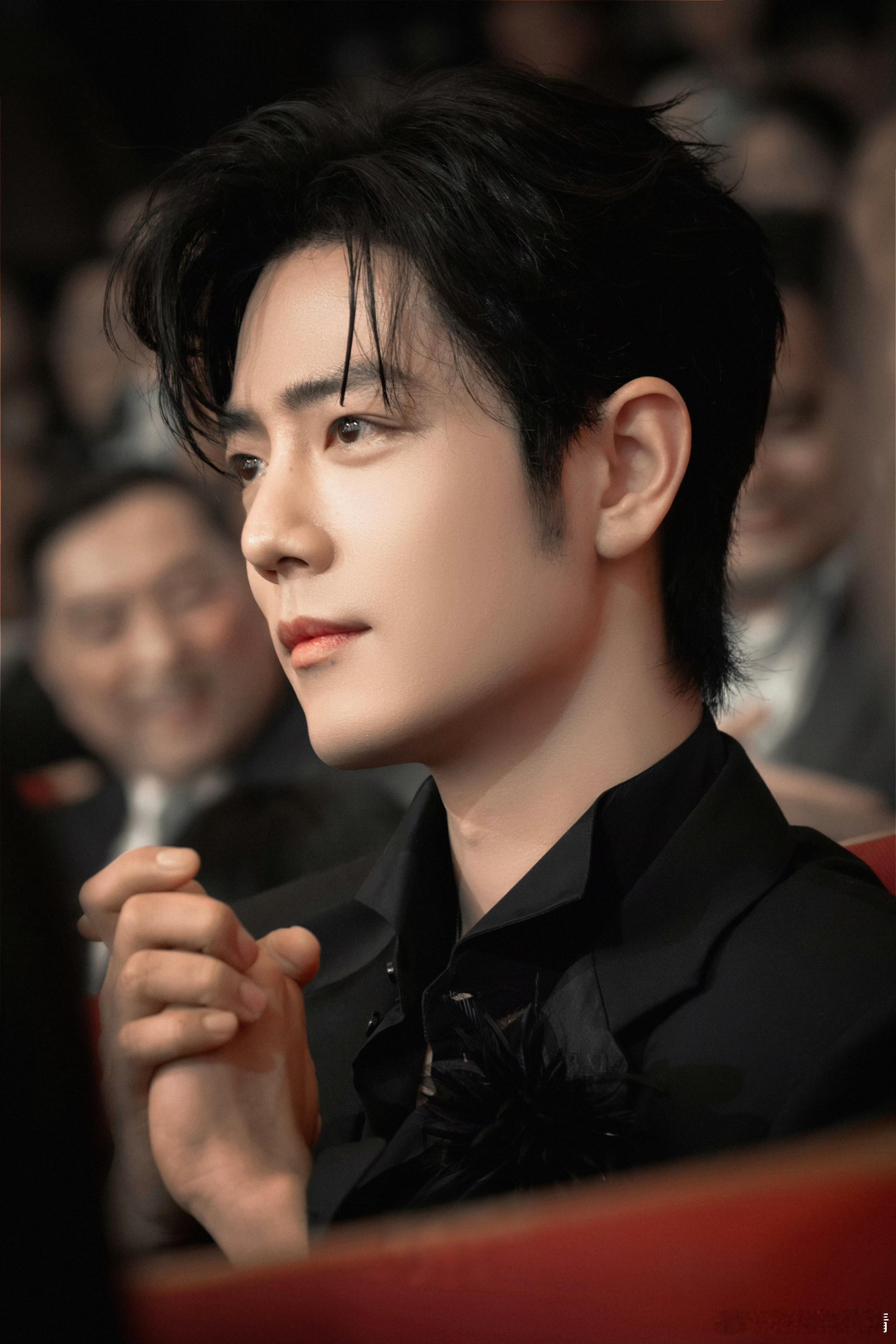 肖战听到自己获奖的表情眉目清绝，泪光闪烁，再次恭喜肖战！栉风沐雨，铸就荣光！往