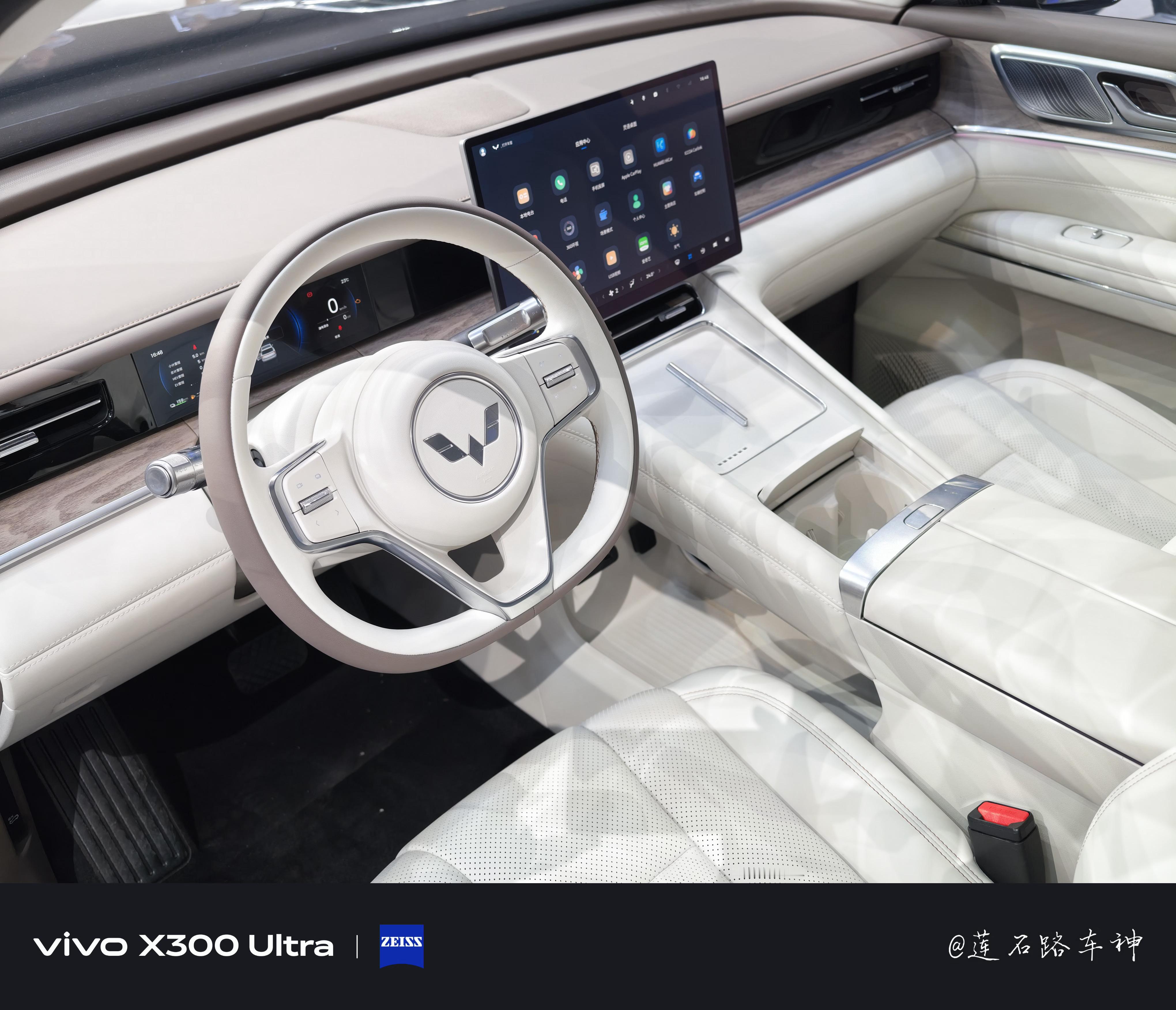 刚拍了五菱星光L，不到15万的新能源大六座。看实车档次感非常不五菱。捂上车标怎么