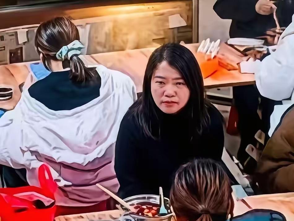 这个黑衣女子真厉害，硬是用十几元上了热搜，让全网认识了她。事情的经过是，穿白