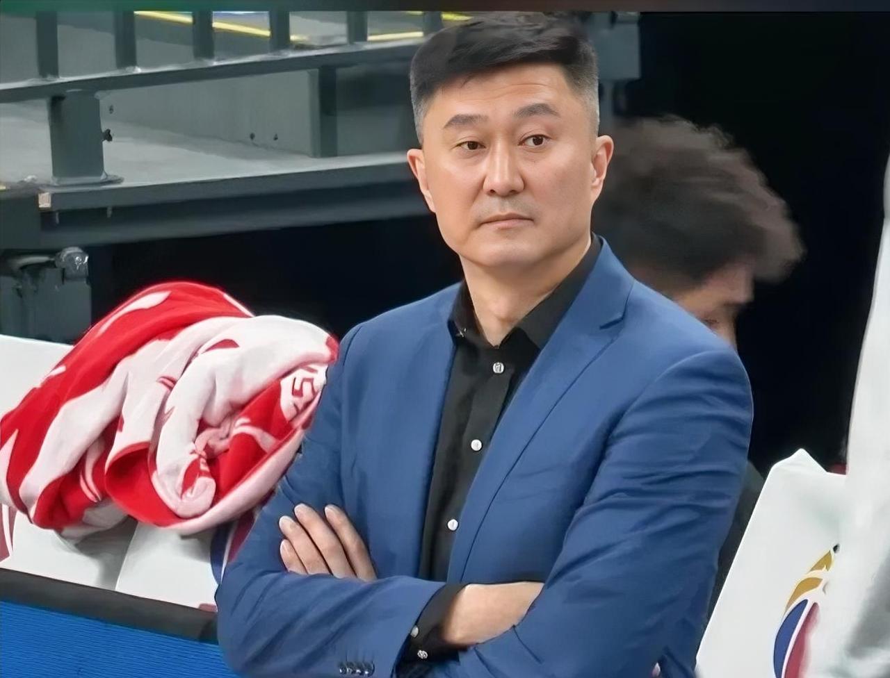 广东91-85险胜广厦，这场球彻底看清这3个事实！1. 全场裁判尺度双标，