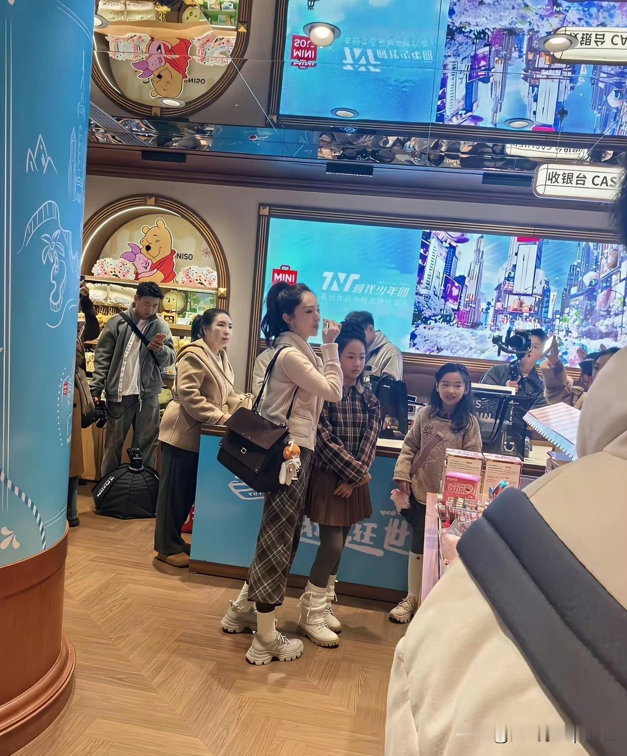 董璇这波操作也太“壕”气了吧！带娃逛个店买的可是不少，七大袋玩具拎到手软啊，小