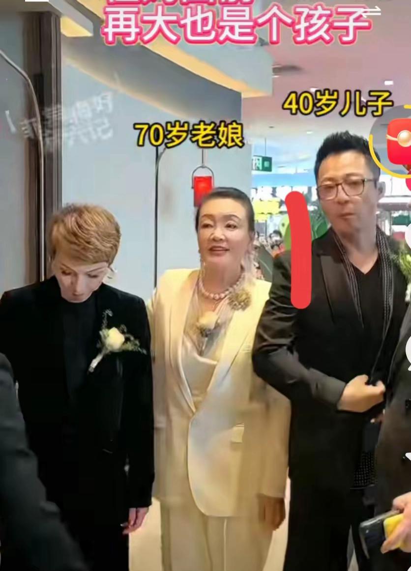 汪小菲怒怼张兰后又乖乖讨好张兰的样子太好笑了。邯郸麻六记开业时张兰和汪小菲都亲临