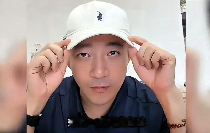 汪小菲在直播里感慨自己四十五了。老爸刚住院，大陆这边就他一个孩子。还好马筱梅厉害