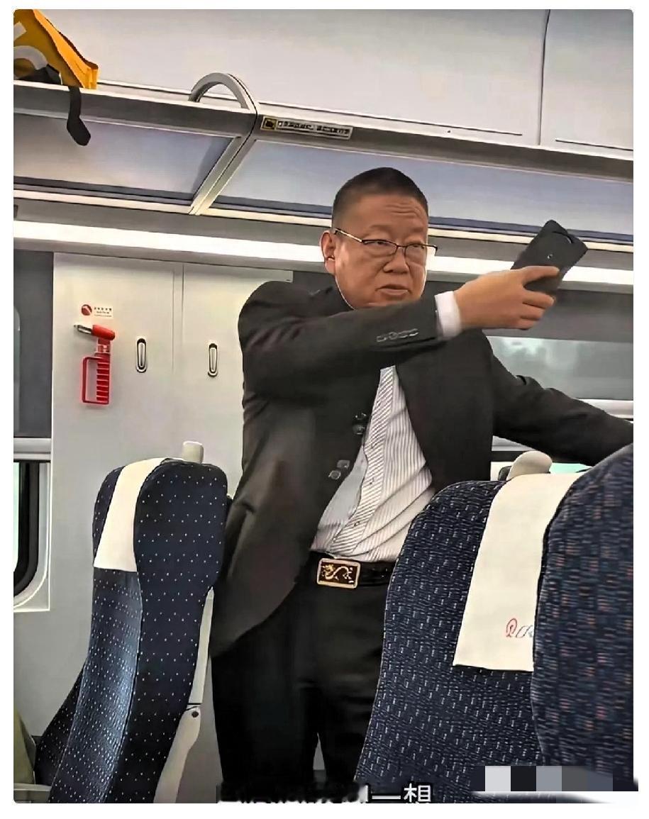 高铁上孩子哭闹这事儿，真挺考验人性的。不到半岁的小婴儿哭得停不下来，宝妈怕吵