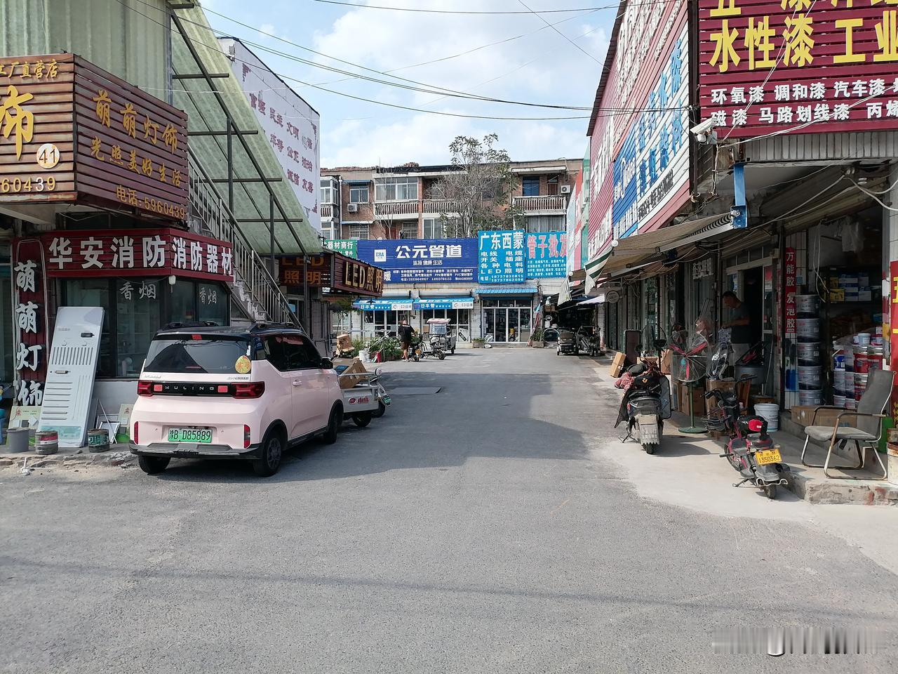 开封市火车站附近的市场夏天客人少