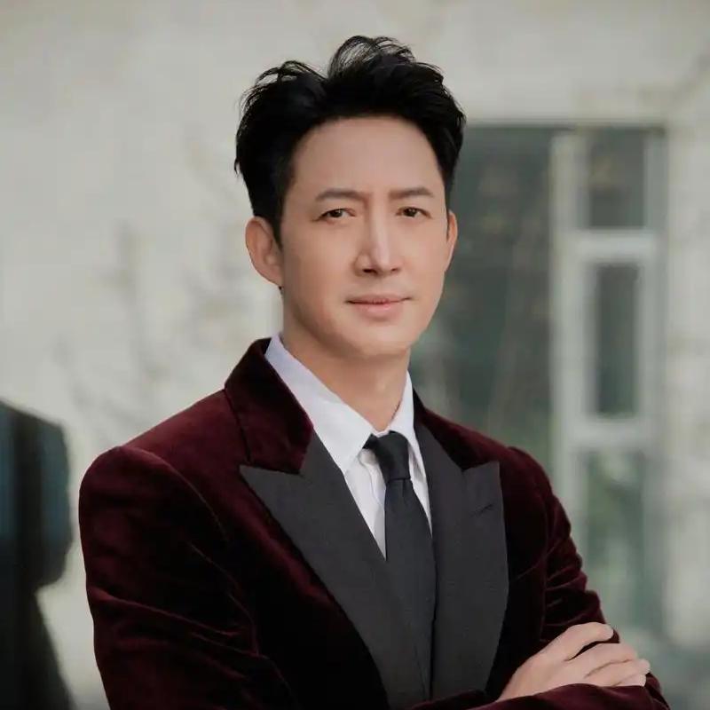 演员王阳说：“我从小就想做商务精英，从来没想到做演员，我是独生子，我爸爸是做土特