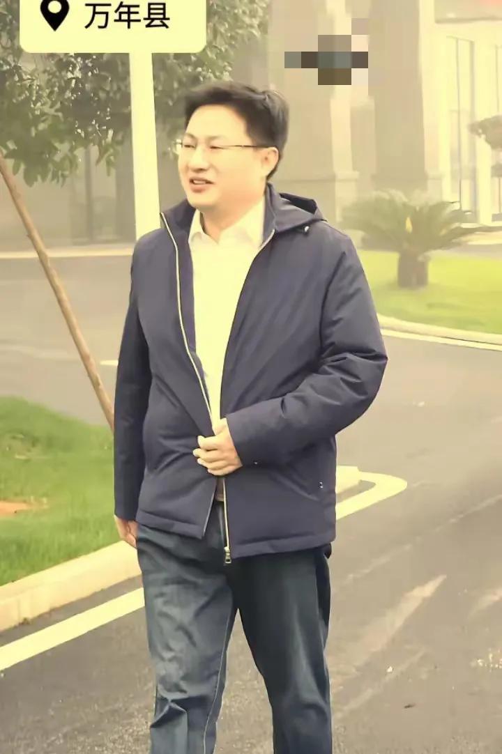 一个落马县委原书记的三幅照片。图一像个路人甲。如果一位外地游客在万年
