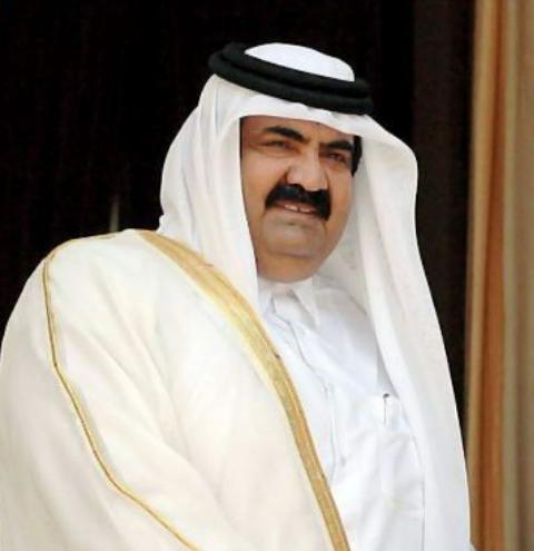 1995年，卡塔尔国王外出度假，王储哈马德趁机将国王踹下王位，顺利登基，反手冻结