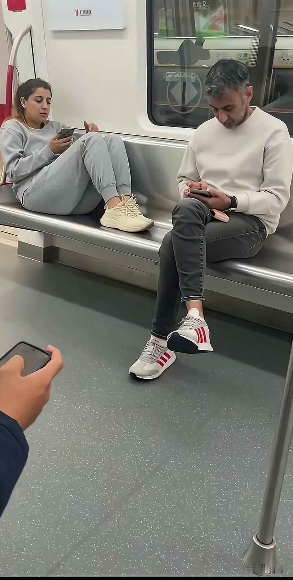 广东的印度人是真的多呀，网友坐地铁遇见了两名印度人，看着对方穿的都是品牌，