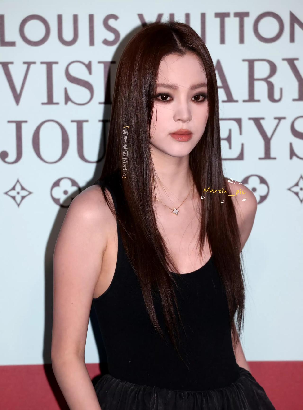 欧阳娜娜这身黑裙杀疯了！直角肩+修长锁骨，皮肤嫩得能掐出水，单手插兜、眼神清冷，