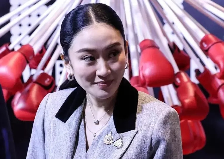 “泰国总理陪佩通坦想官复原职中方又做了什么”佩通坦被免职后，最新民意调查显示逾