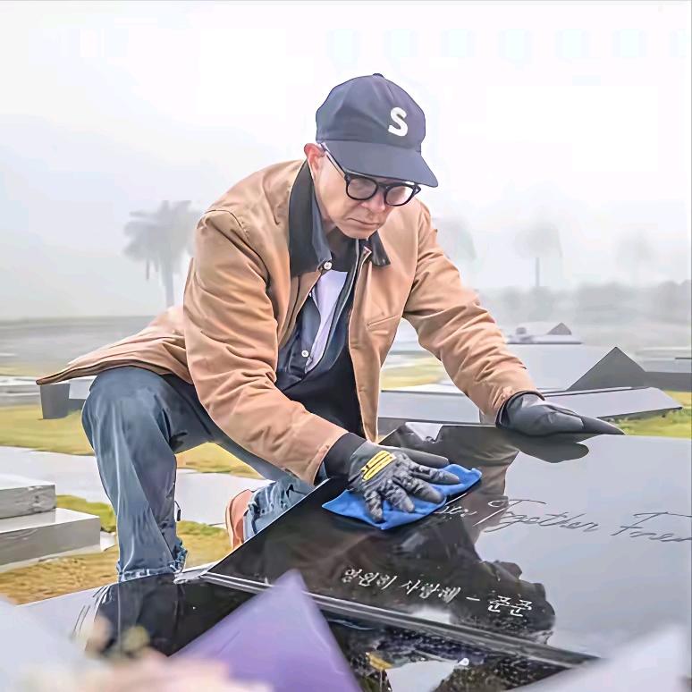 具俊晔这事儿，看久了真让人有点琢磨不透。说他痴情吧，金宝山的石板路怕是被他