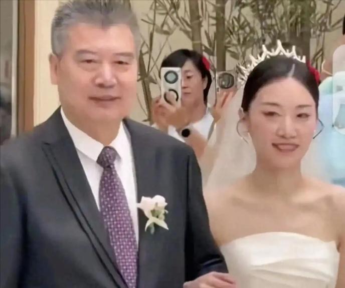 国家乒乓球队总教练李隼女儿结婚，都谁去了？张怡宁明明可以带着老公徐威，偏不！