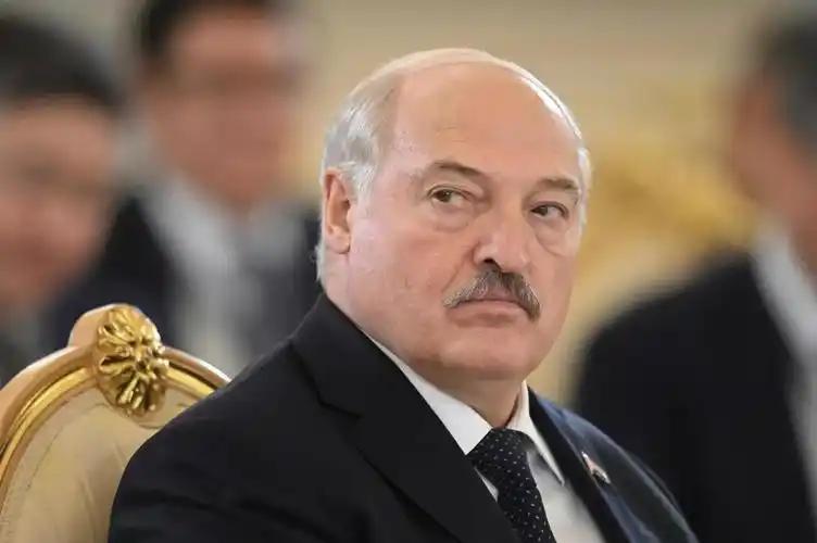 白俄罗斯的总统卢卡申科对欧洲记者说，“美国之所以不敢与中国宣战，那是因为美国已经