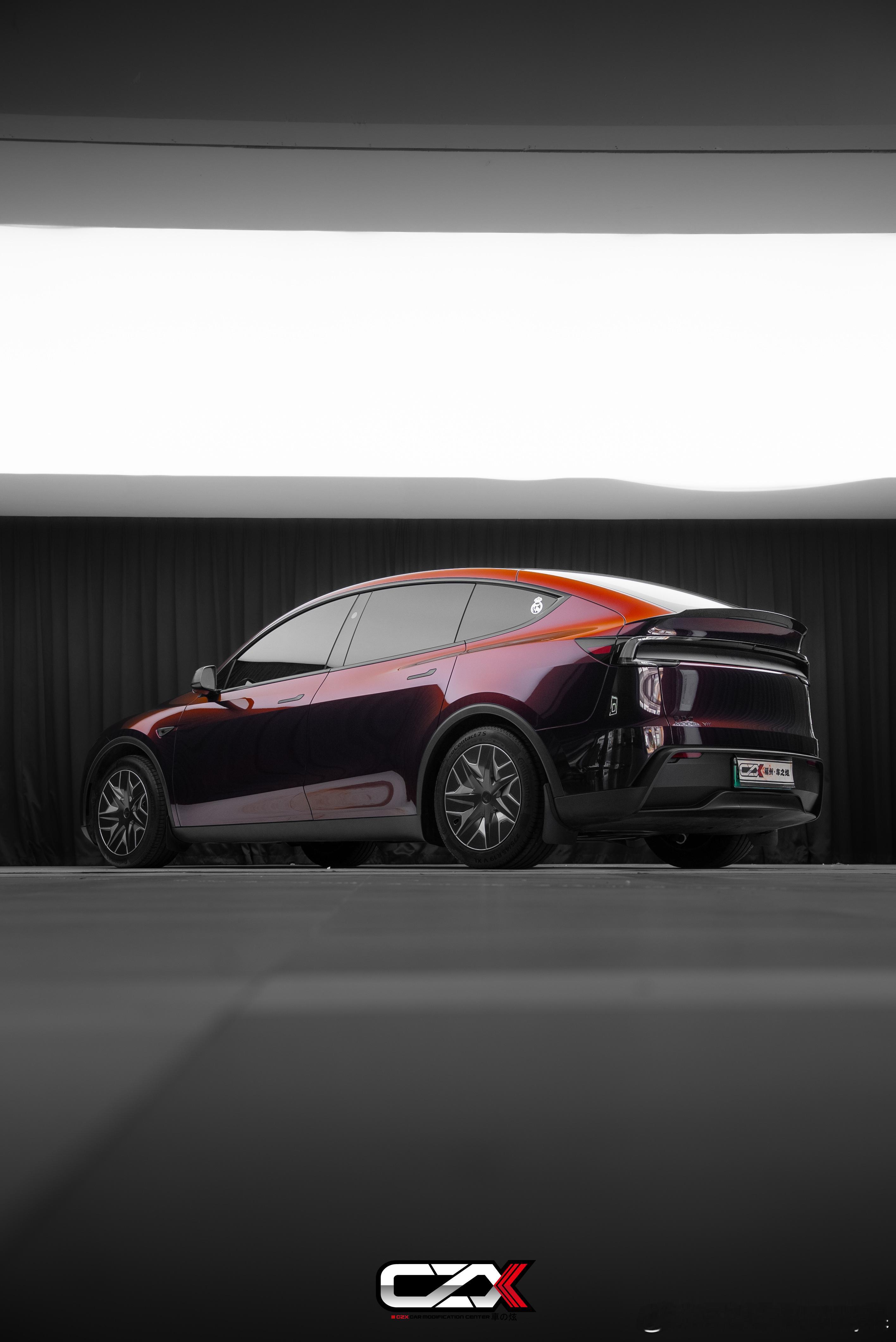 特斯拉ModelY改色贴膜AXPET流光黑魅红完工远观是沉稳深邃的暗夜黑