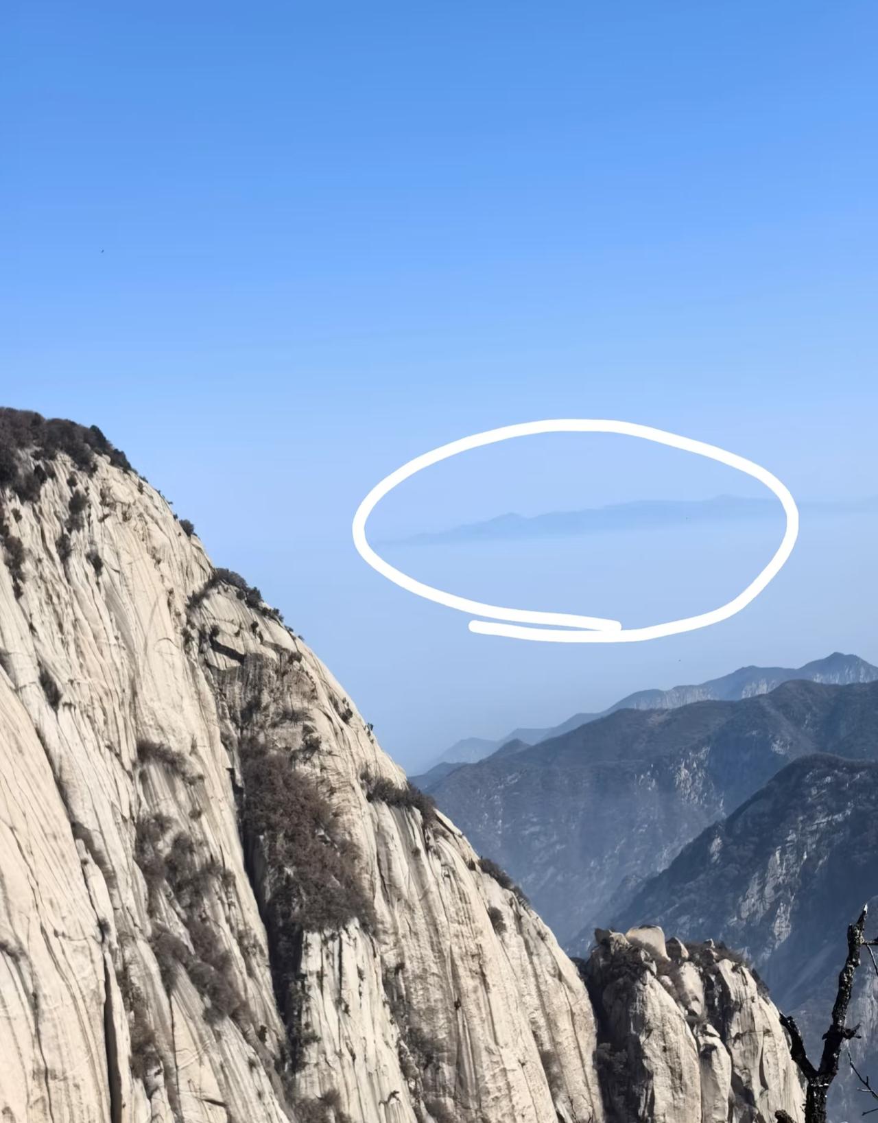 圈中的这座山叫什么？这是去年和朋友爬华山的时候，在华山北峰拍的图。透过云层
