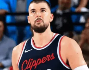 明天11点半，快船主场迎战奇才。据快船记者报道，伊维察-祖巴茨（左脚踝扭伤）