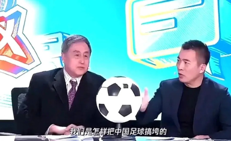 一个敢问，一个敢说。几位足球大佬在某讯直播间聊足球。黄健翔问了一个问题：我们是怎