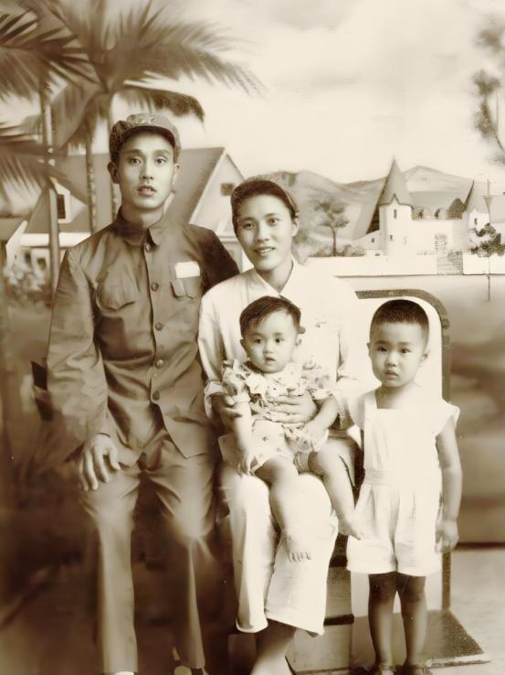 1947年，一名解放军师长，大腿根部受伤住院。这时，一19岁女护士来到他的病房，