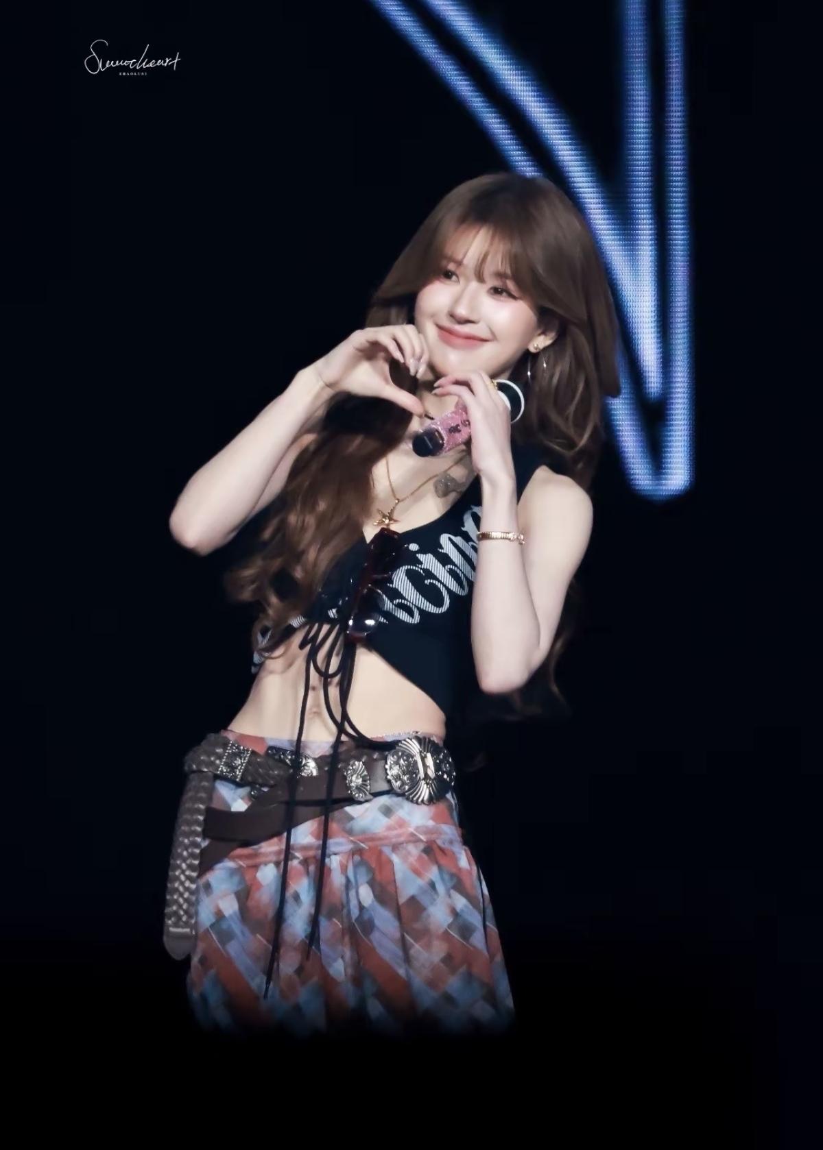 蓝色舞台下的赵露思，是发光的甜酷少女，也是自由的鲜活灵魂[赞]原来甜妹和辣妹可以