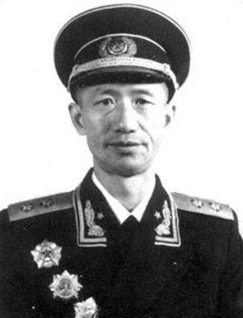 1987年，曾任海军参谋长的开国中将周希汉，在女儿周晓红的带领下见到了一位60多