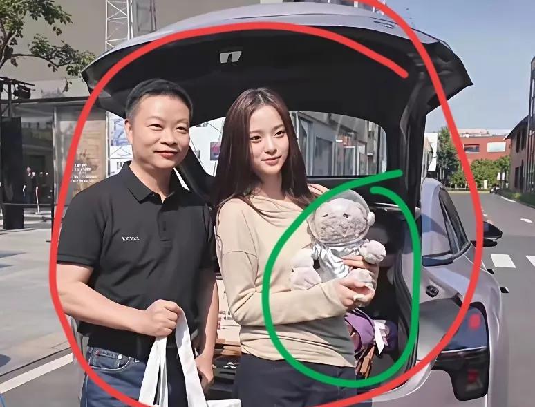 第一眼看错的有多少，把美女怀里抱的误认为娃娃。要不是认识何小鹏，准以为这是一家