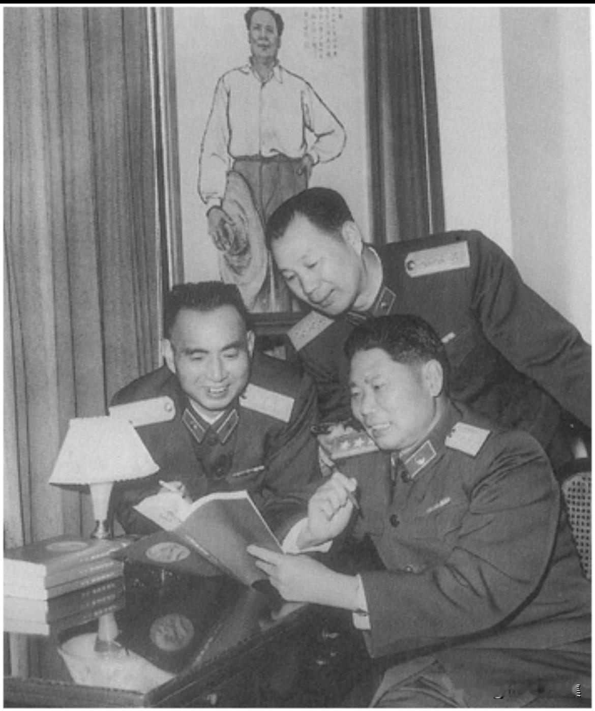 新中国建立后，“军中三杨”杨成武（后）与杨勇（左）﹑杨得志（右）一起阅读的老照片