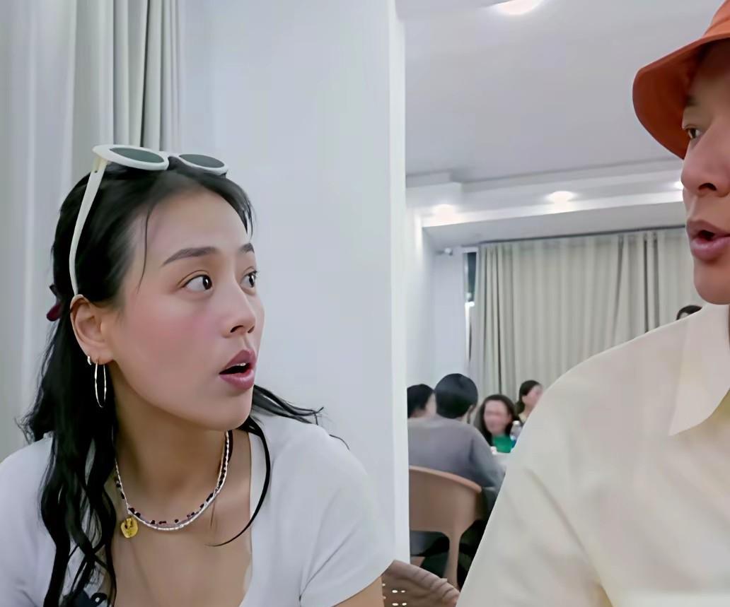 张晚意真的太会哄女孩子了，把马思纯夸的乐的合不拢嘴。马思纯如今确实在变瘦，很明