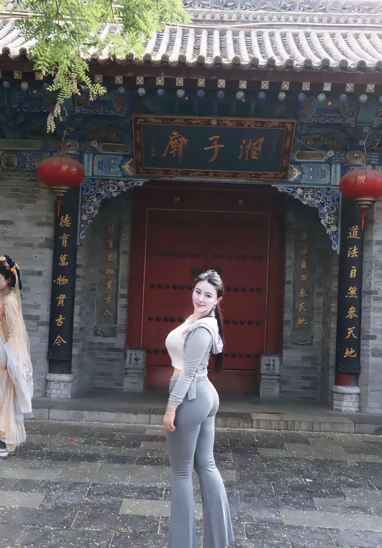 七律·蓦然回首古阶轻踏韵悠长，庙殿檐边映日光。浅著罗裳添秀色，斜依朱户惹思量