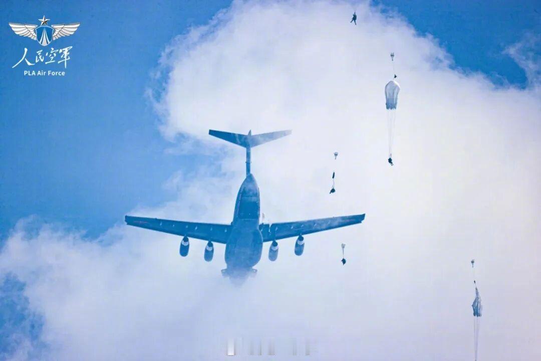 空军官号发布的空降兵超帅美图，看上去美里美气的，差点以为是偷袭格林纳达的八十二空