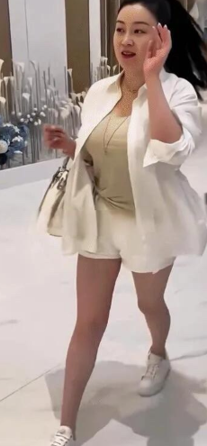 42岁的关婷娜着实是一位被低估的优秀演员，无绯闻、真实又接地气，身材又好，有演技